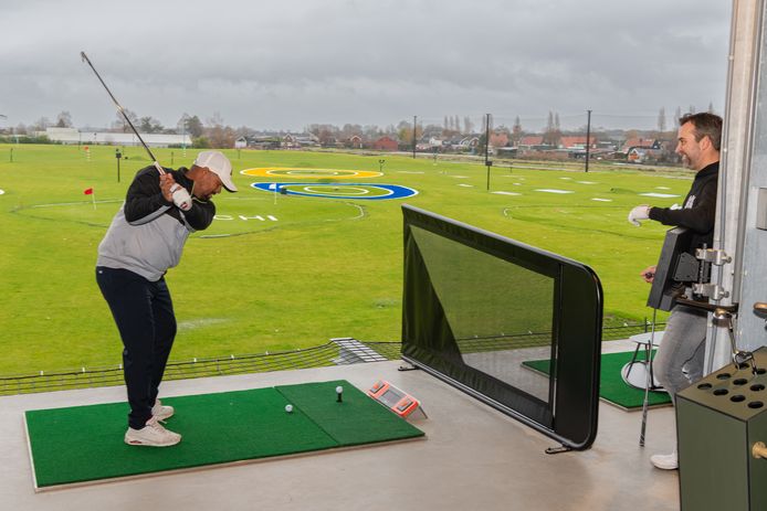 Het golfcentrum in het Noorderpark bij Groenekan trekt zich niets aan van het verbod om open te gaan.
