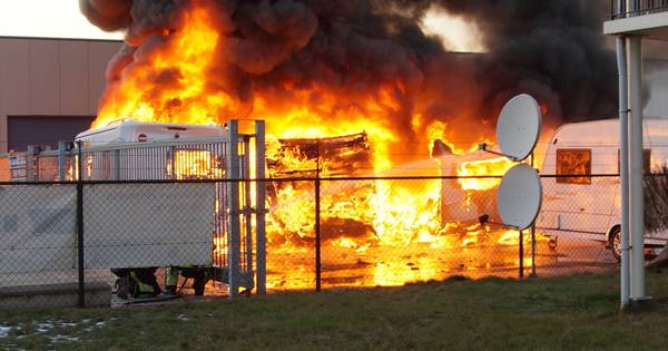 Fikkende camper en caravans en ontploffingen in Elshout