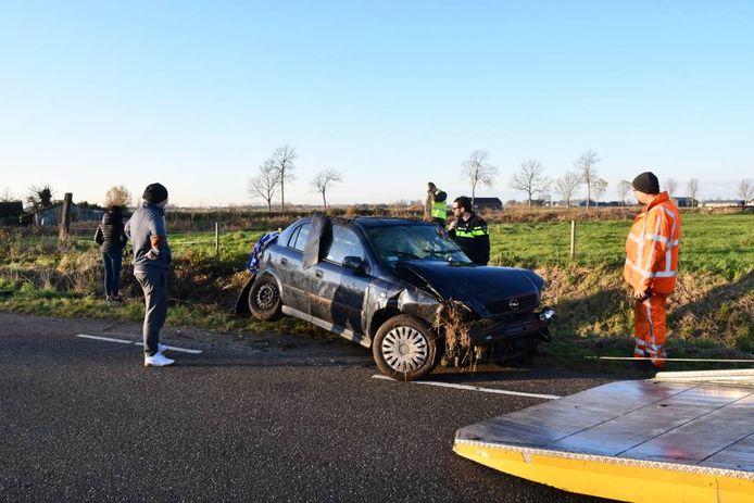De auto werd door een bergingsbedrijf uit de sloot gehaald.