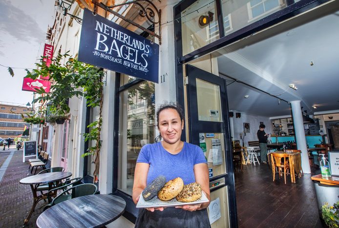 Karen Ertrachter met haar bagels.