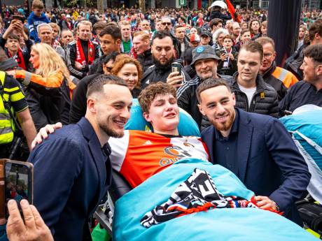 Ruben (20) brak zijn rug, maar kon tóch bij de huldiging van Feyenoord zijn: ‘Was onvergetelijk’