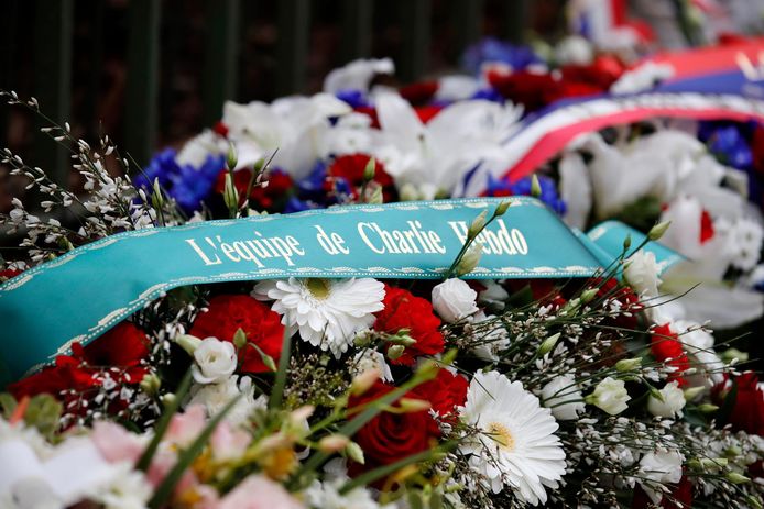 Des fleurs en hommage aux victimes de l’attentat survenu à la rédaction de Charlie Hebdo, en janvier 2015.