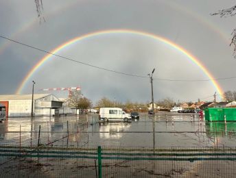 Stilte voor de storm: dubbele regenboog levert mooie beelden op