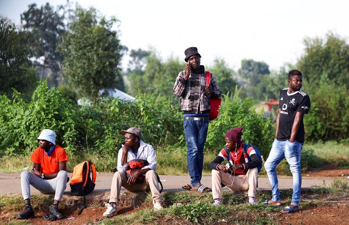 Werkloze mensen wachten aan de kant van de weg in Eikenhof ten zuiden van Johannesburg, in de hoop dat er toevallig werk langskomt.