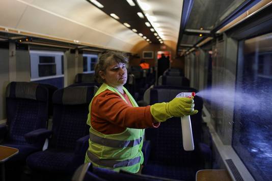 Een spoorwegmedewerker desinfecteert een trein in de Roemeense hoofdstad Boekarest. 