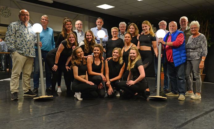 HENGELO - De repetities van de Hengelose Revue komen weer op gang. „De revue gaat hoe dan ook verder."