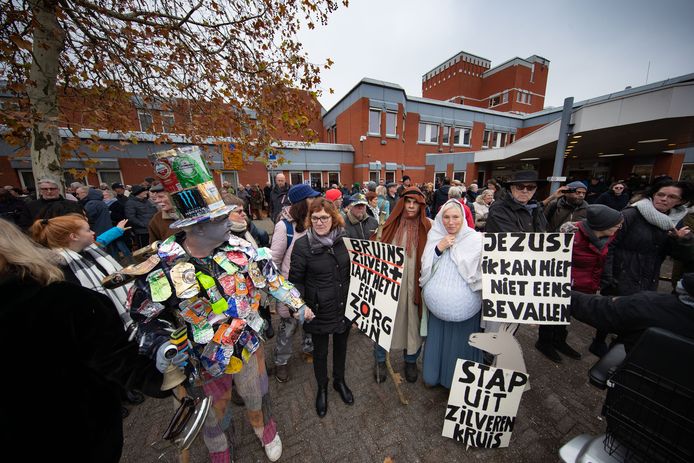 Protestactie voor het failliete ziekenhuis in Lelystad. Het St Jansdal in Harderwijk neemt het ziekenhuis over.