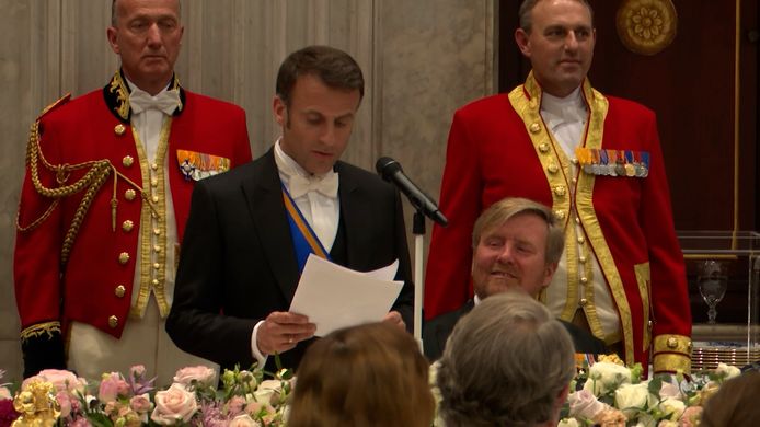 Frans president Emmanuel Macron durft het aan om toch enkele zinnen in het Nederlands voor te lezen.