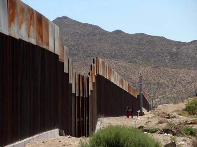 Californië klaagt Trump aan om geplande grensmuur