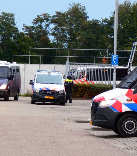 Supportersrellen na afloop FC Den Bosch - TOP Oss: stenen en fakkels naar agenten gegooid, beveiliger zwaargewond