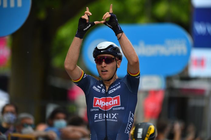 Tim Merlier won tien jaar na het overlijden van Wouter Weylandt zijn eerste rit in de Ronde van Italië.