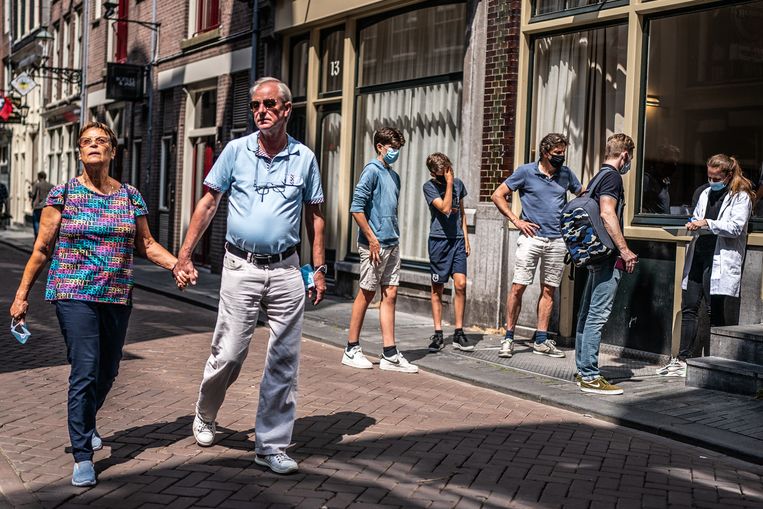 Sulla Commercial Test Street nel distretto di Sedjek.  Statua di Joris van Genip