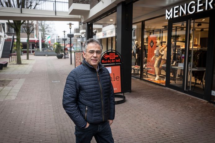 Jos in het Veld in een uitgestorven winkelcentrum De Brink in Losser.