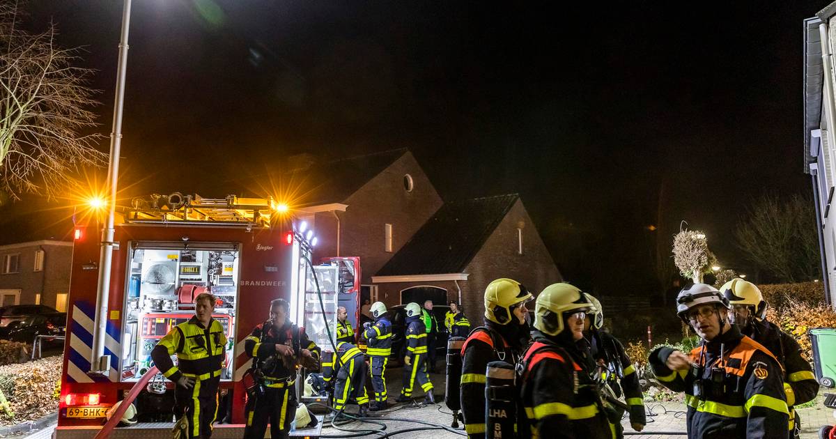 Overkapping van woning in Den Hout afgebrand Oosterhout bndestem.nl