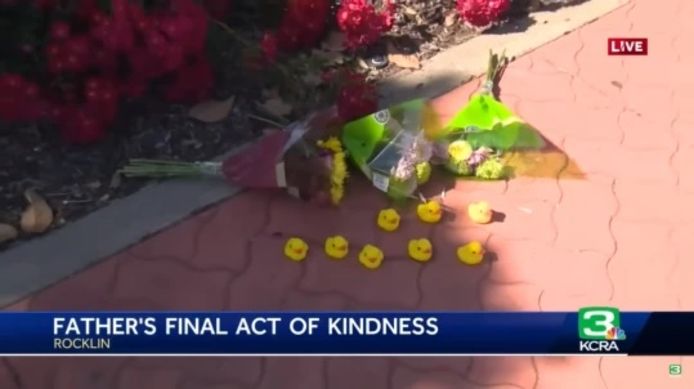 Un toccante memoriale con fiori e paperelle di gomma per l'uomo che ha salvato le anatre prima di morire.