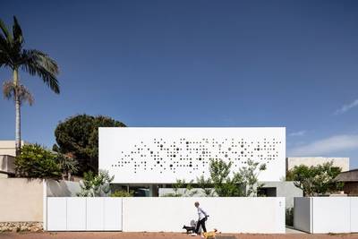 Gevel als gatenkaas brengt licht binnen en houdt pottenkijkers buiten