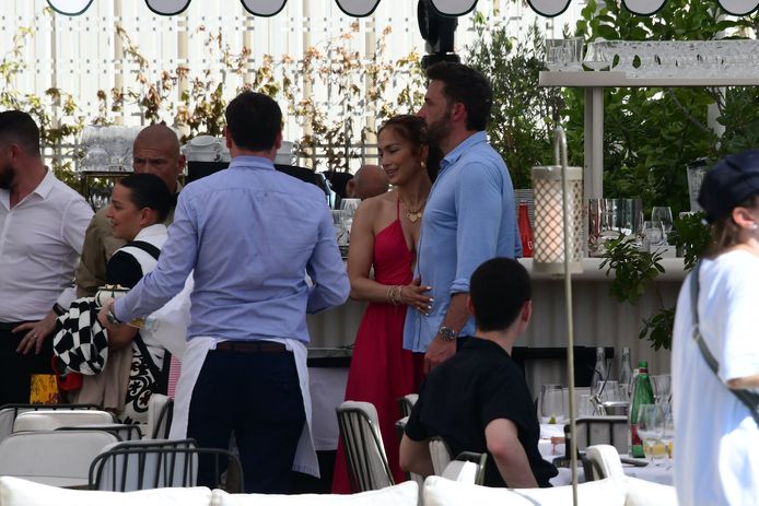 Ben Affleck en Jennifer Lopez op huwelijksreis in Parijs.