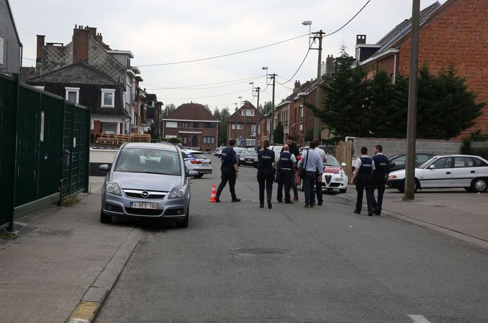 Sint-Pieters-Leeuw - De politie op onderzoek in de Burgemeesterstraat nadat een man twee schoten loste aan pizzeria In de Piste.