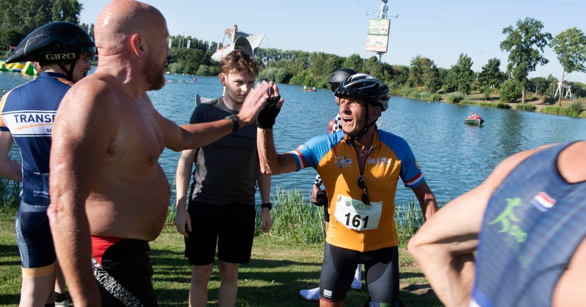 Drie generaties Van Valkenburg voltooien de kwarttriatlon van Deil: 'We wilden dit met z'n drieën do