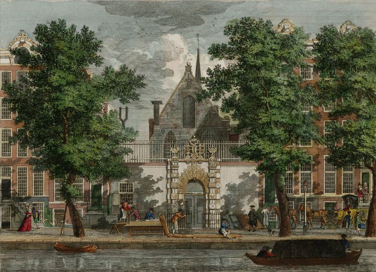 Prent uit het tweede deel van de 18de eeuw, van Oudezijds Voorburgwal 227-235, met op nummer 231 de Agnietenkapel, tevens Athenaeum Illustre. Het gebouw maakt nog altijd onderdeel uit van de Universiteit van Amsterdam.  Beeld Collectie Atlas Dreesmann/Stadsarchief Amsterdam