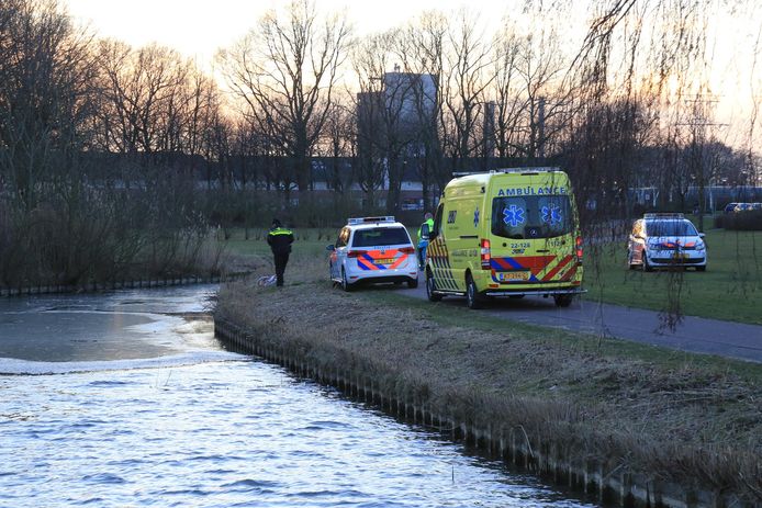 In Helmond vond zaterdagmiddag een zoekactie van de brandweer plaats, nadat een wandelaar een kinderfietsje zag liggen aan de waterkant.