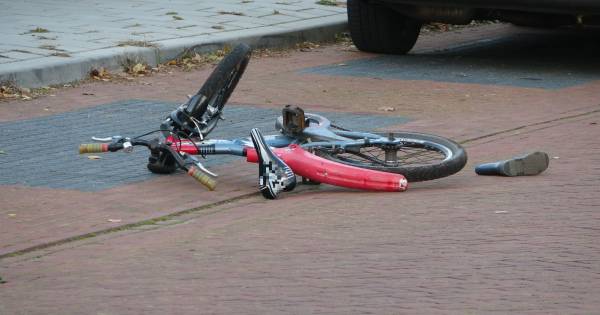 Tragisch ongeluk in Staphorst: kindje komt onder bestelbus terecht en raakt ernstig gewond.