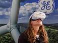 Justa Schouten uit Biddinghuizen neemt met virtualrealitybril een kijkje in en bovenop een windturbine tijdens de open dag van Windplan Groen in Dronten.