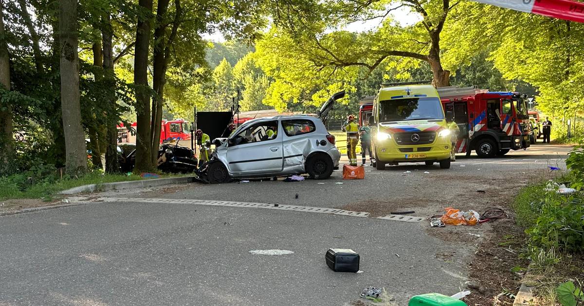 Vijf zwaargewonden bij ernstige aanrijding op kruising in Berg en Dal: hulpdiensten massaal uitgerukt.