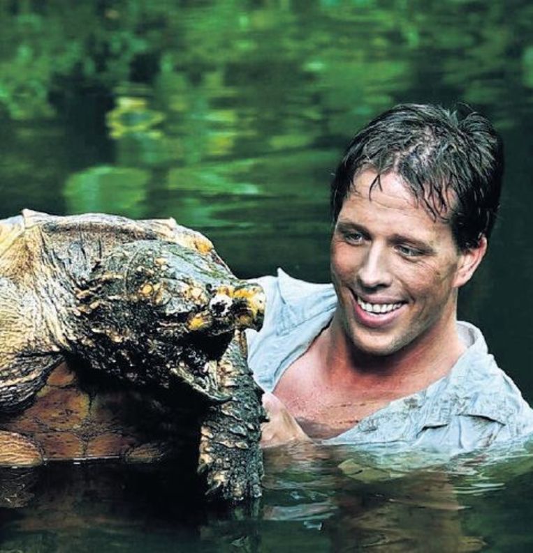 Met een alligatorschildpad. Beeld Twitter