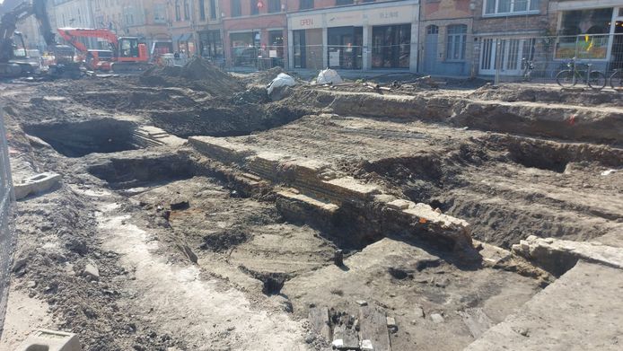 De opgravingen in het centrum van Ieper gingen een nieuwe fase in en al snel kwam een brede muur aan de oppervlakte.