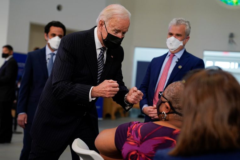 President Joe Biden moedigt een vrouw aan op een priklocatie in Virginia. Beeld AP