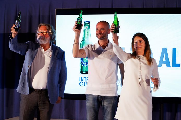 Marketingbaas Gianluca di Tondo (midden) tijdens de Europese lancering van Heineken 0.0. Links meesterbrouwer Willem van Waesberghe, rechts Marta Garcia Alonso, marketingdirecteur van Heineken Spanje.