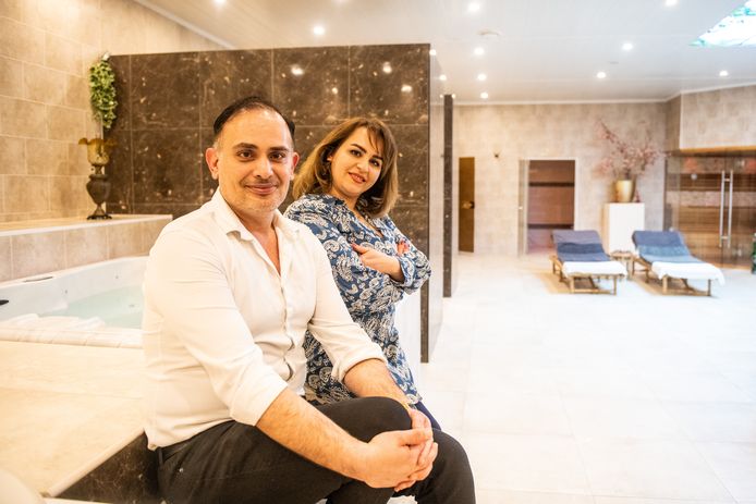Reza en Sahar Sheshkalani in hun spa in Alphen zijn wekelijks te zien in het tv-programma Waar doen ze het van?
