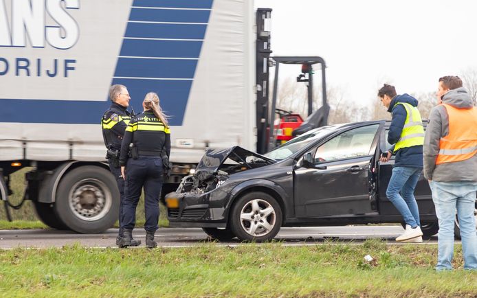 Bij het ongeluk op de N65 bij Helvoirt raakte één auto total loss.