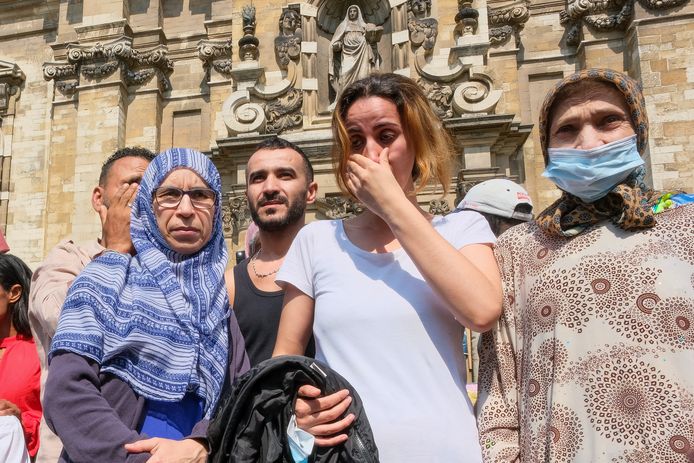 Hongerstakers verlaten Begijnhofkerk.