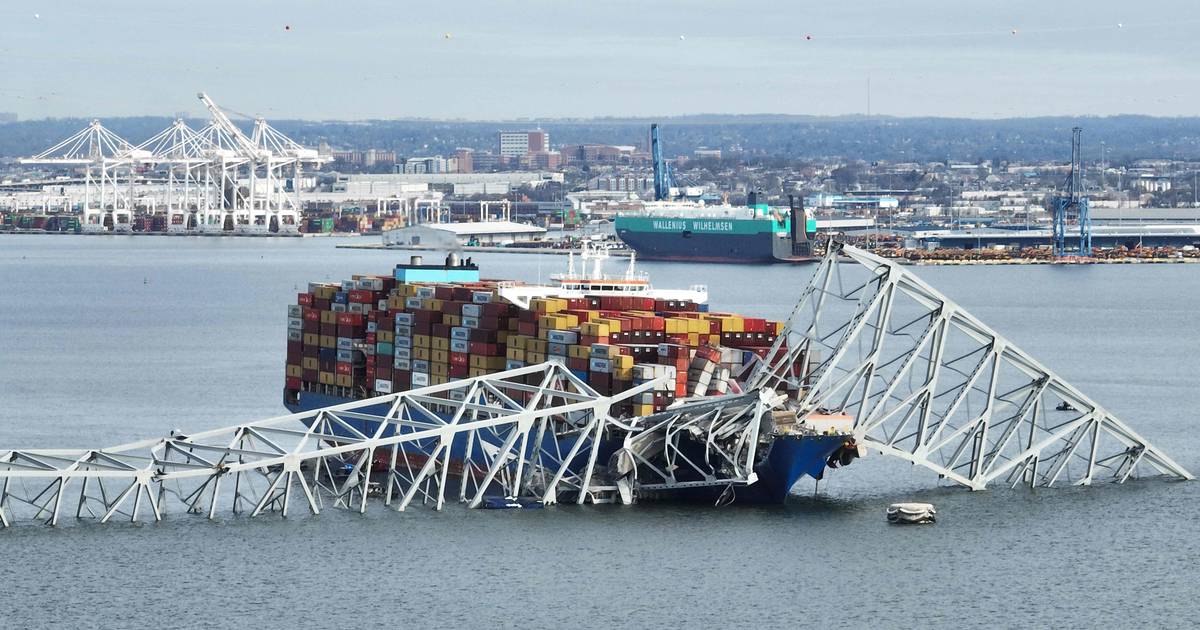 Twee mensen uit ijskoud water gered nadat brug in Baltimore instort door botsing schip.