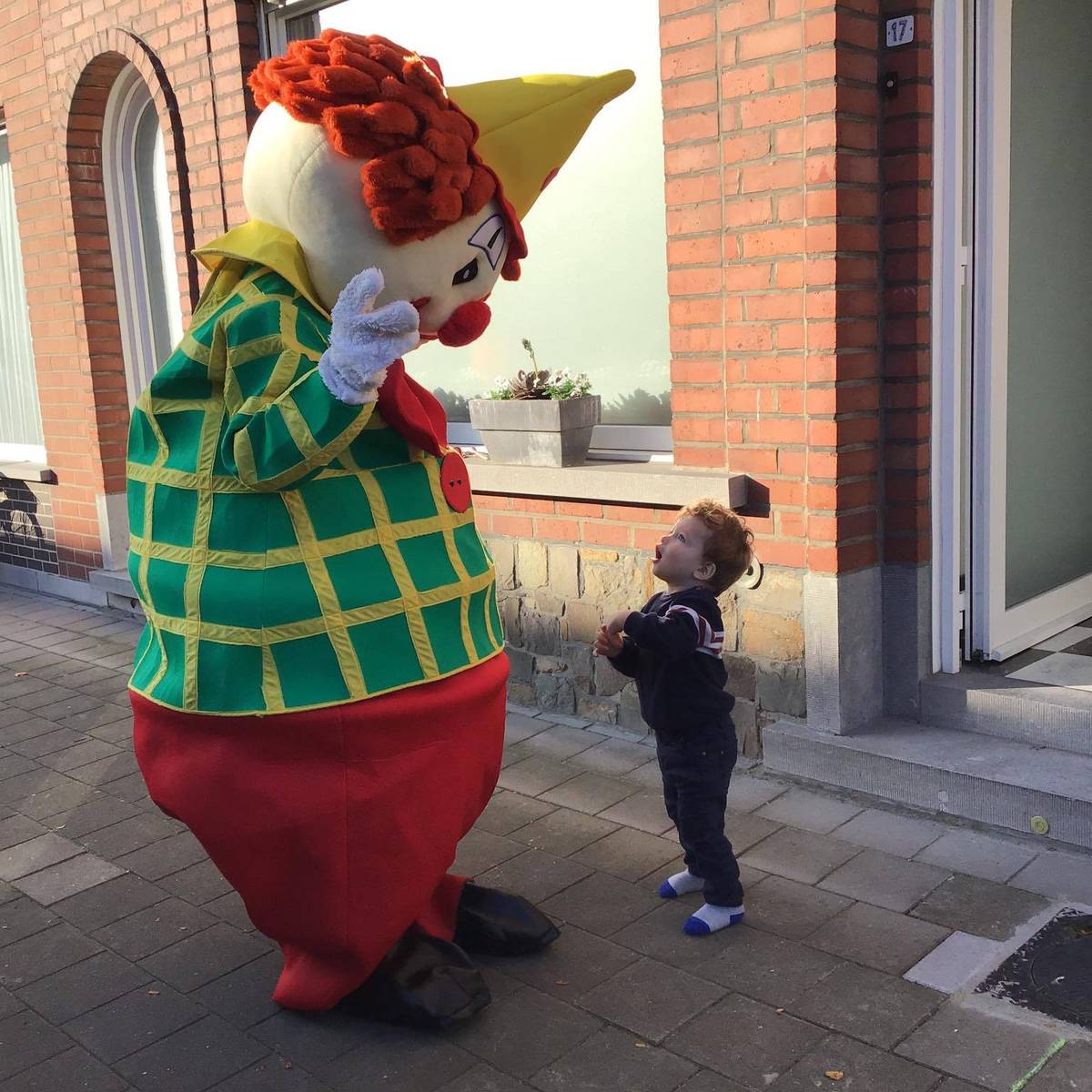 Clown brengt pakjes van Schoenen Etienne en Otto Lili aan huis Sprankeltje vrolijkheid in moeilijke tijden Roeselare hln.be