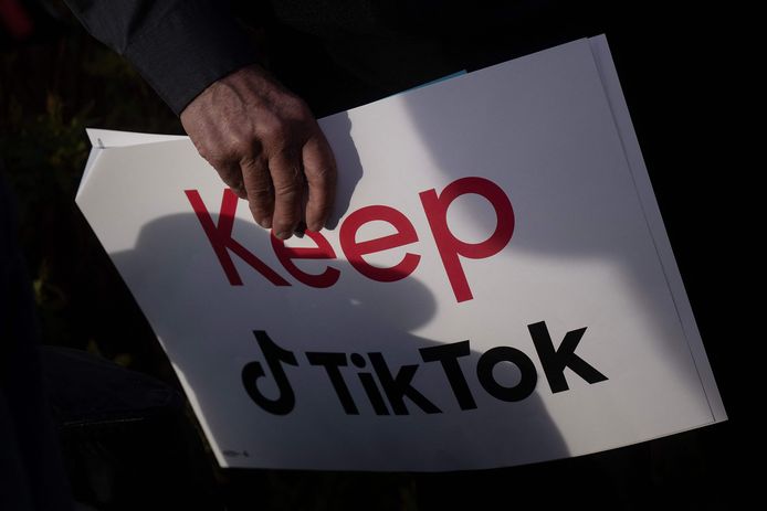 Een demonstrant houdt tijdens een protest een papier vast met de tekst 'behoud TikTok'. Beeld van gisteren.