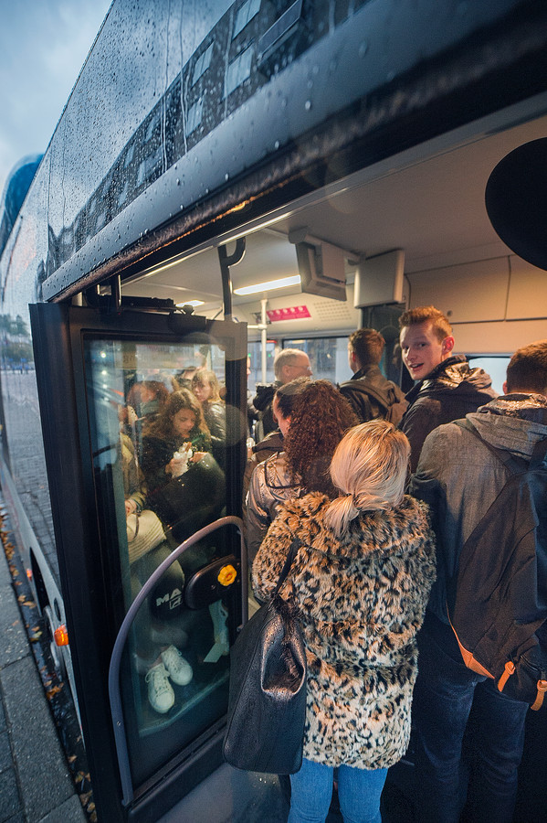 Massaal te laat op school Sorry de bus is vol Foto