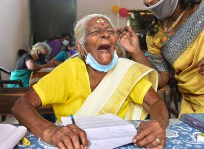 Nooit te oud om te leren: 104-jarige leert lezen en schrijven en slaagt meteen voor taalexamen