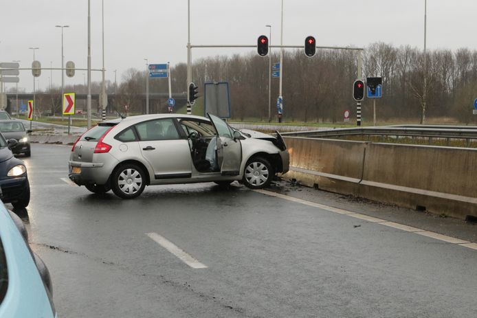 Zondagochtend rond het middaguur is er voor de zesde keer dit jaar een auto uit de bocht gevlogen.