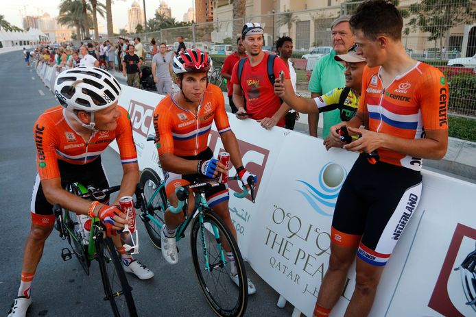Niki Terpstra (r) en Dylan Groenewegen in de Ronde van Qatar vorig jaar.