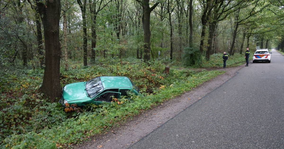 Auto in sloot na botsing op de Sambeeksedijk in Sambeek