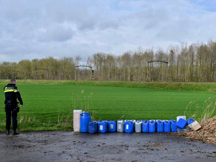 Tientallen jerrycans aangetroffen in buitengebied Hoeven, vermoedelijk drugsafval in water