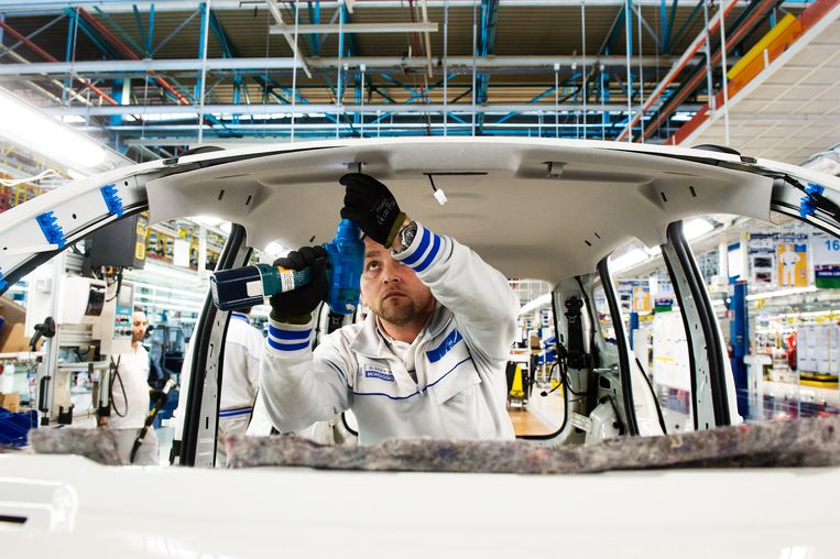 Moderne auto’s zitten vol met chips die allerlei taken vervullen, van het openen en sluiten van ramen tot het regelen van de stuurbekrachtiging. Beeld LightRocket via Getty Images