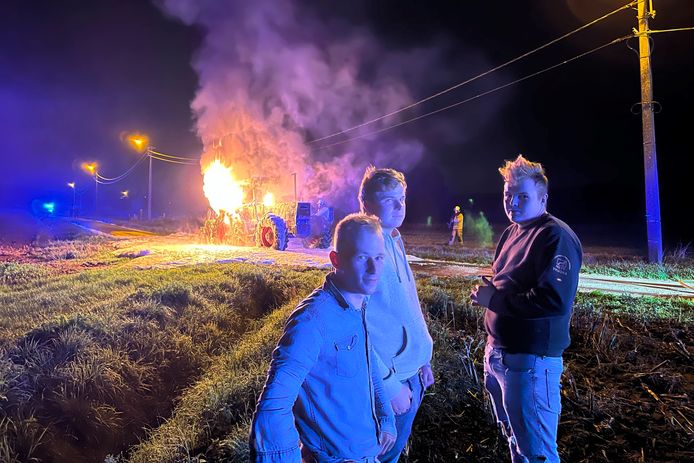 Mike De Bruycker probeerde met enkele vrienden nog om zijn tractor die vuur vatte langs Ossenbroek in Oordegem te blussen.