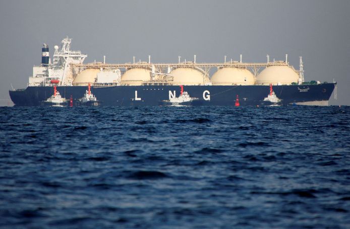 Een LNG-tanker voor de kust van Tokio in Japan.