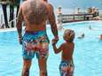 Zo vader, zo zoon, zo zwembroek: André Hazes en zoontje matchen aan het zwembad 