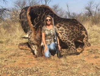 Vrouw die poseerde bij doodgeschoten giraf: "Ik heb er kussens van laten maken”