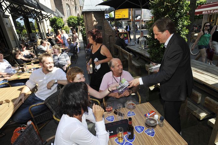 Alexander Pechtold op stemmenjacht in Tilburg (archieffoto).